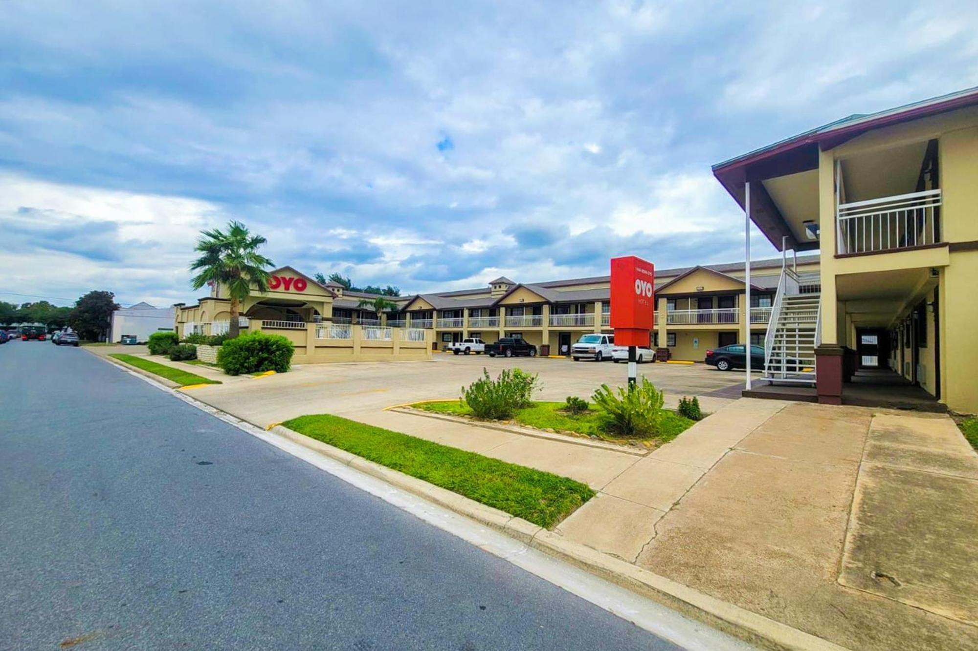 Oyo Hotel Mcallen Airport South Exterior photo