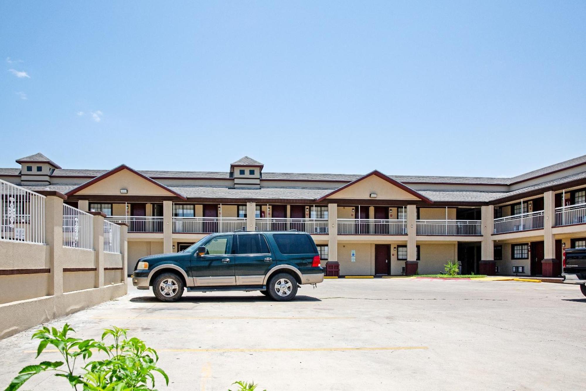 Oyo Hotel Mcallen Airport South Exterior photo